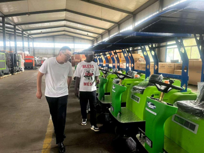 ペルーの長期パートナーがケルイデでカスタマイズされた乗用式清掃車を検査し出荷