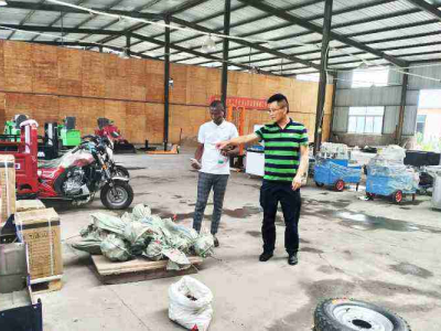 コートジボワールの顧客がスイーパーを視察するためにケルイデを訪れ、その場で協力の意向に達した。