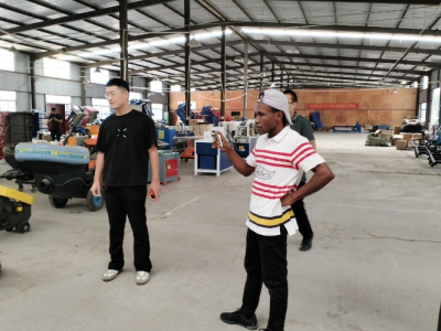 ガーナの顧客がケルイドを訪問し、乗用式掃除機を視察、現地で注文の意思を確認